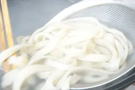 教你在家制作手工面，扯面超简单，口感不输拉面师傅视频封面