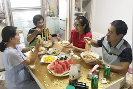 弟弟来了吃啥？婆婆做手工臊子面，一次配5样菜，叫弟媳一起吃