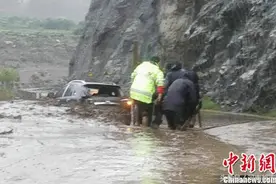 泥石流致川藏公路318国道西藏仁布段交通中断图片