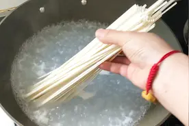 面条最简单美味的懒人做法，学会这一招，夏天再也不愁吃不下饭