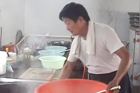 民工食堂：四川工人与河南工人同在一个灶台，竟还能有这样的区别视频封面