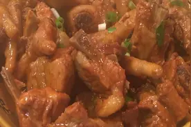 排骨炖鸡手的家常做法，这样做的鸡手比排骨都香！—老齐美食视频