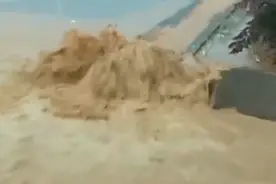 陕西榆林遭遇短时强降雨 致城区部分路段积水严重