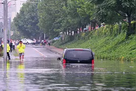 排水倒灌！暴雨引发北京多路段严重积水视频封面