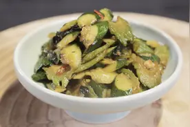 黄瓜别再拌着吃了，和苦瓜一起炒一下，做成紫苏双瓜，美味又下饭