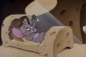 杰瑞把奶酪当成了自己家，饿了随手一拿就是吃的，真会享受呀