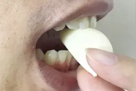 满口大蒜味怎么办？不用刷牙，教你几招快速去除，简单又有效视频封面
