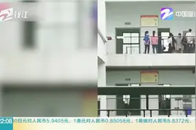 作业没完成，女老师用棍子抽打十余名高中生视频封面