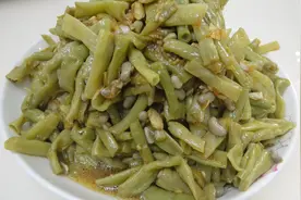 源子想吃豆角了，菜园子里半米多长的豆角，转眼变成一道下饭菜视频封面