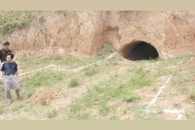 村民意外发现古墓入口，村庄下面是祖先古墓群，专家：祖先不简单视频封面