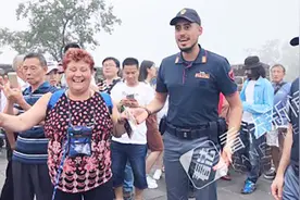 意大利警察巡逻八达岭长城 偶遇同胞高唱国歌视频封面