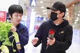 粉丝送礼怎么处理？钟汉良建仓库，杨幂拒收，他却直接扔了视频封面