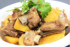 排骨炖土豆的家常做法，香浓解馋，特别下饭，2分钟就能学会