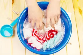 衣服染上膏药渍怎么办？只要用它搓洗下，污垢黄渍轻松去除