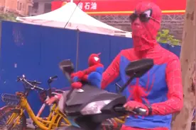 怕晒黑小哥扮“蜘蛛侠”送外卖 初衷就是开心地赚钱 忍受闷热不易