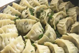 教你在家做香煎水饺，皮脆掉渣馅儿香，比早餐店卖的好吃太多视频封面