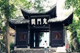 重庆这个4A景区“丰都鬼城”，白天人山人海，一到晚上就没有游客视频封面