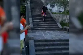 小伙开摩托爬武圣宫台阶，文保单位怒了视频封面