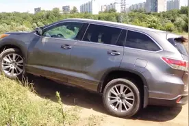 丰田汉兰达四驱怎么样？看看和讴歌RDX的爬坡对比测试就知道了视频封面