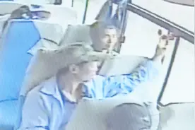 云南：真手欠！实拍男子拍打公交车爆玻器 玻璃瞬间爆碎视频封面