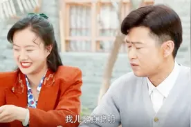孩子在饭桌上又是抢鸡蛋，又是把菜翻来翻去，娘还笑得出来！视频封面