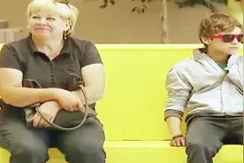 国外小哥哥用凳子变汽车爆笑恶搞，路人惊讶无比视频封面