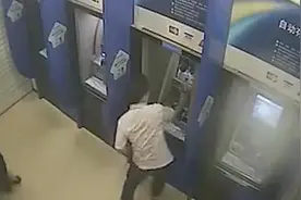 报复银行保安，男子持锤连砸ATM机视频封面