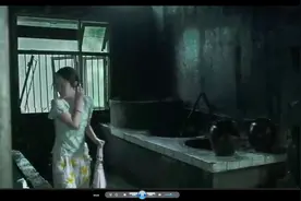 迷城：甘秀想拧干衣服，却被蛤蟆吓到，赵坡开始他英雄救美之路视频封面