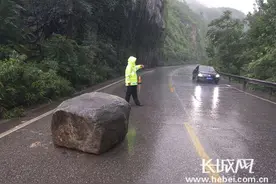 两米巨石滚落马路中央 保定交警雨中坚守保安全图片