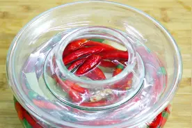 四川人教你这样做泡菜，泡出来酸爽开胃，在哪里都能做出地道泡菜