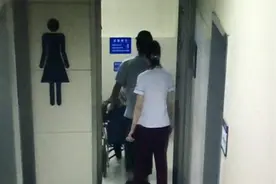 男生推轮椅带80岁奶奶出门 遇如厕尴尬 地铁小姐姐确认眼神秒懂视频封面