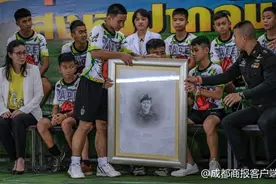 泰国少年足球队透露“洞穴”生活：每天轮流在墙上挖洞图片