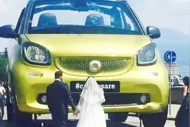 全球最大的奔驰smart，车轮比人都高，网友：姚明开都踩不到刹车视频封面