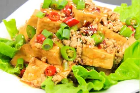 厨师长教你酱汁豆腐浇汁的制作方法，过程简单易学，越吃越好吃视频封面