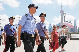 帅气意大利警察现身上海街头巡逻 直呼天气太热吃不消视频封面