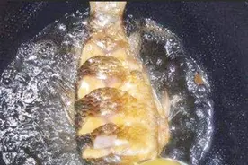 炸过鱼的油怎么样去除油的腥味？看完这个视频才知道，我先去试试视频封面