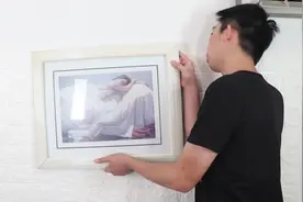 挂照片别再盯着钉子看了，我教你个好方法，3秒轻松挂壁画，实用