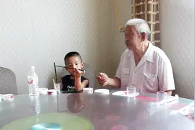 烟台莱州：温馨一幕！农村家庭四代同堂聚会 93岁爷爷笑的好开心视频封面