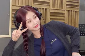 虞书欣分享工作日常美照，扎双麻花辫比耶叉腰俏皮搞怪图片