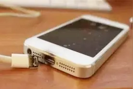 夏天手机最容易发烫，教你关闭手机3个功能，玩多久也不烫视频封面