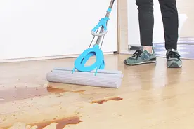 海绵拖把用久了变黑变硬？用它泡一泡，再脏的拖把也能洗干净视频封面