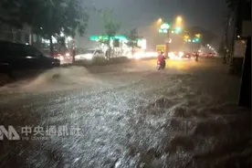 台湾高雄大雨近千户停电 机场地面遭雷击起降暂停图片