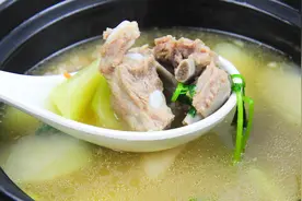 厨师长教你地道的花菇萝卜炖排骨，味道鲜还补钙，做法简单