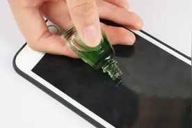 手机上滴一滴风油精，没想到对手机这么好，赶紧用自己手机试一试