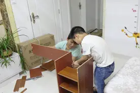 从网上买的电脑桌到货了，阿源和6岁孩子手忙脚乱，终于组装好了
