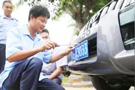 车牌上少两个螺丝，就要罚200扣12分？司机的话让交警无言以对视频封面