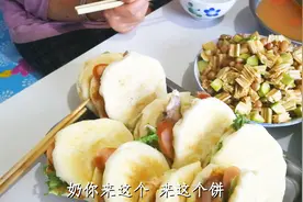 农村妈妈第一次做“中国汉堡” 奶奶太给面子一直说好吃，太搞笑