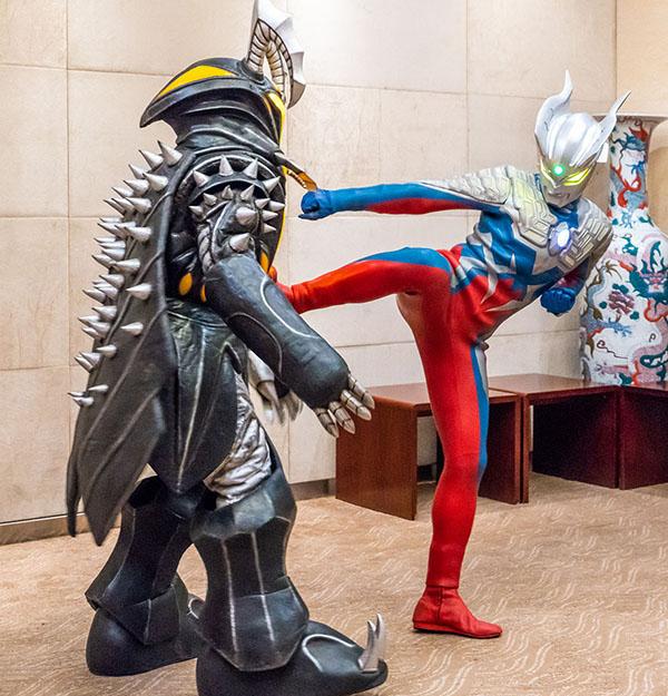 六岁男孩意外伤残闷闷不乐，“赛罗奥特曼”打怪兽鼓励他