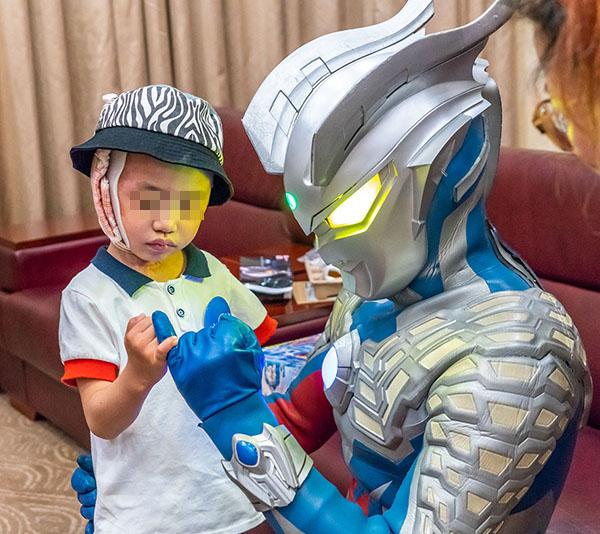 赛罗奥特曼和怪兽（六岁男孩意外伤残闷闷不乐）