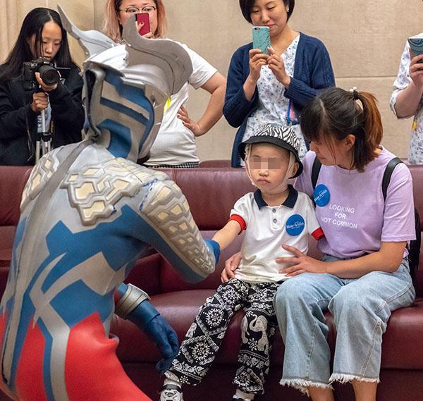 六岁男孩意外伤残闷闷不乐，“赛罗奥特曼”打怪兽鼓励他